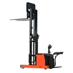 Електрически високоповдигач RBS20 със стойка за водача, височина на повдигане 90 - 5.000 mm, товароносимост 1600 kg